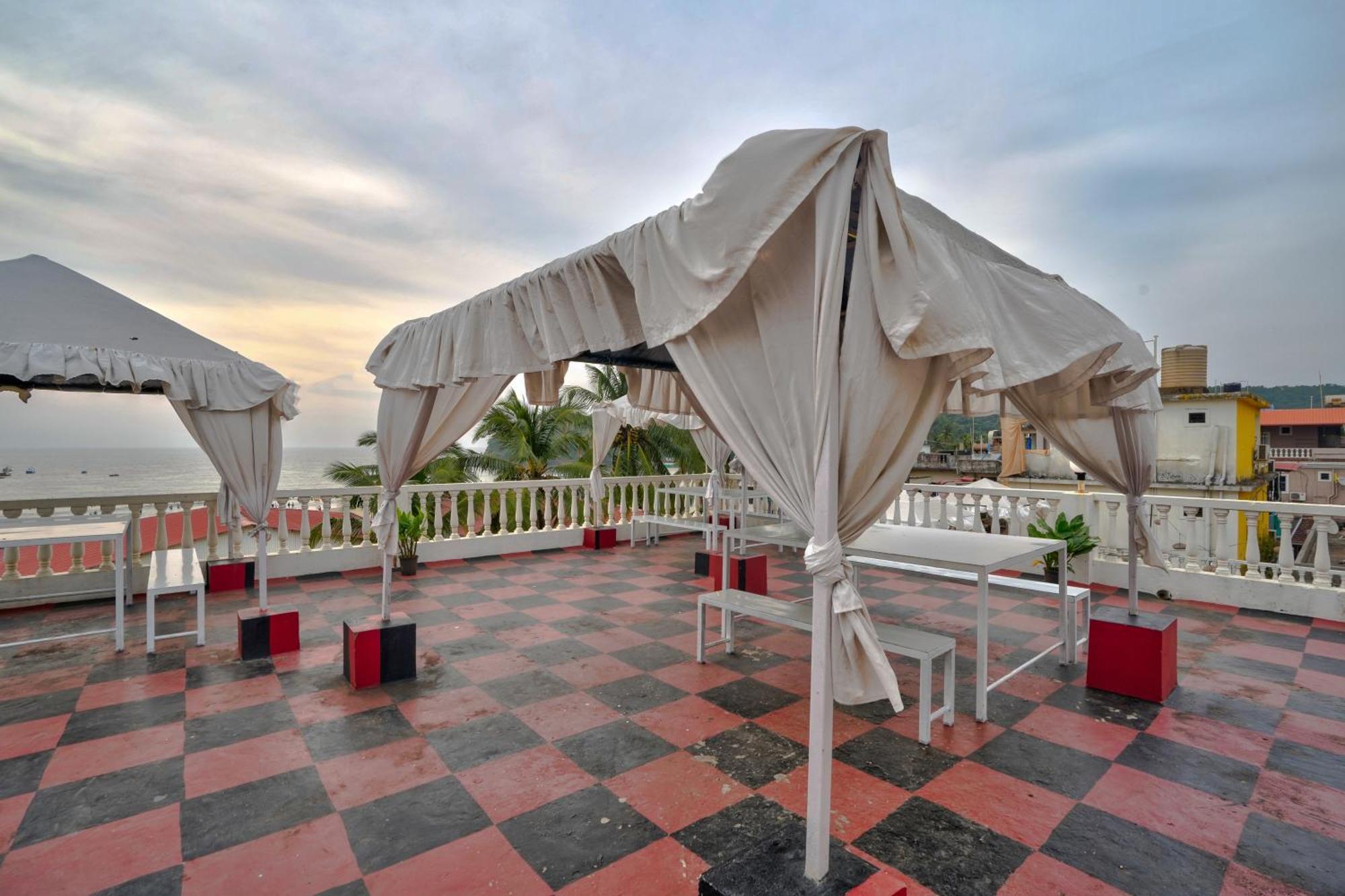 Hotel Salty Waves Бага Экстерьер фото